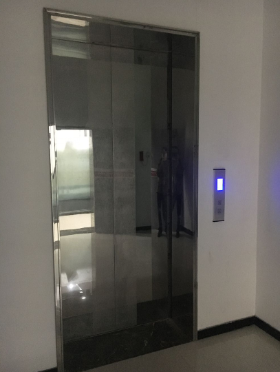 火災(zāi)發(fā)生時(shí)，電梯的電源切斷及報(bào)警聯(lián)
